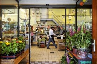 Entrance of the Villa Augustus Market