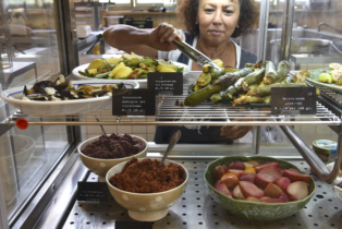 Dagelijks verse antipasti in de Markt van Villa Augustus in Dordrecht