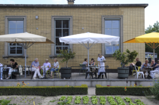 Het terras in de tuin van Villa Augustus in Dordrecht