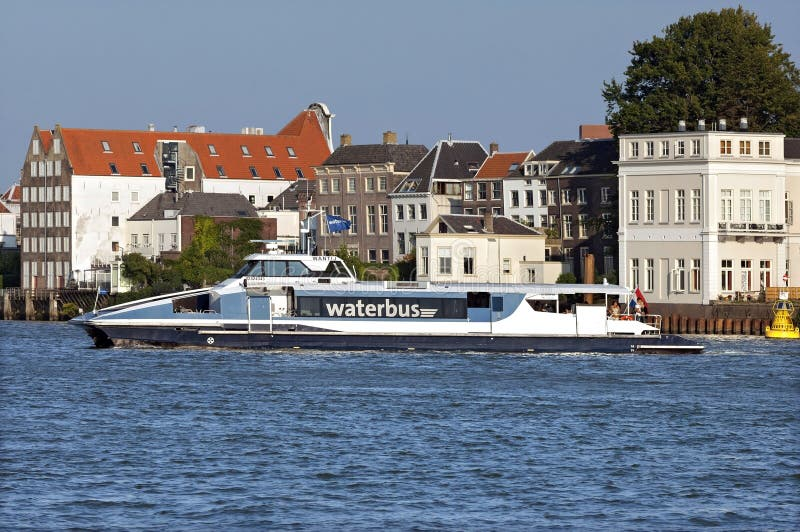 Waterbus op de Merwedekade